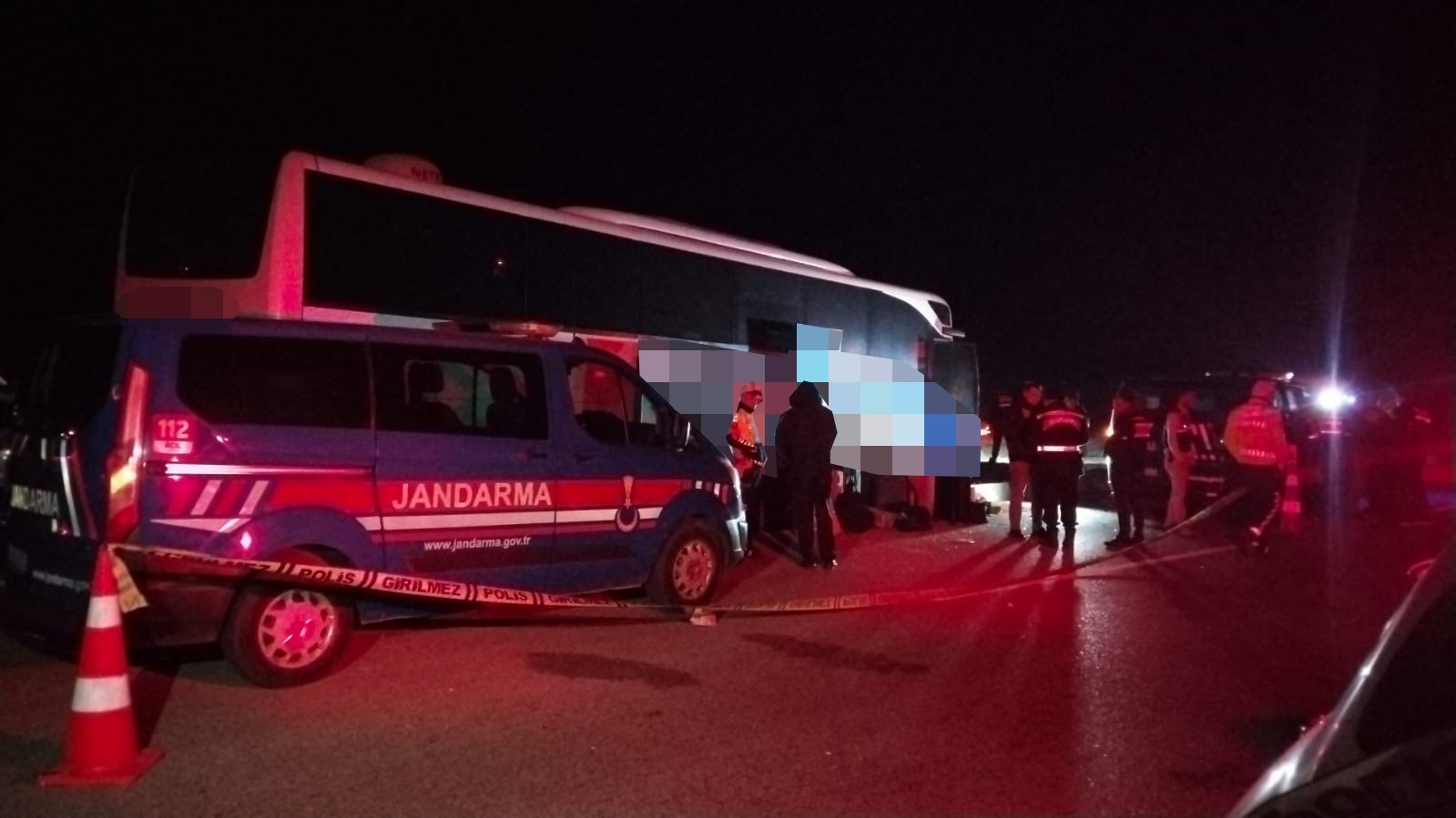 Dehşet Anı! Minibüs Devrildi, Otobüs Yoldan Çıktı 1 Ölü, 13 Yaralı (3)