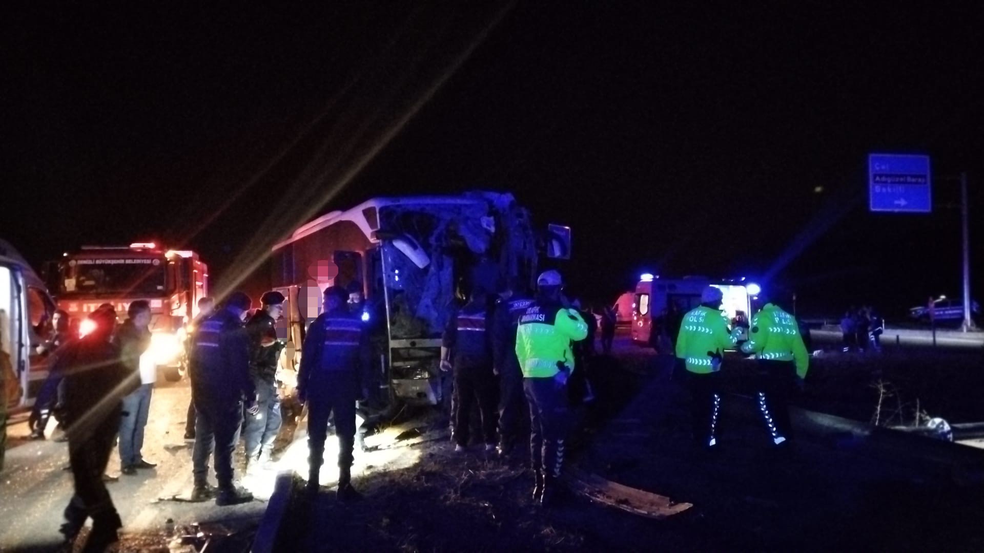 Dehşet Anı! Minibüs Devrildi, Otobüs Yoldan Çıktı 1 Ölü, 13 Yaralı (4)