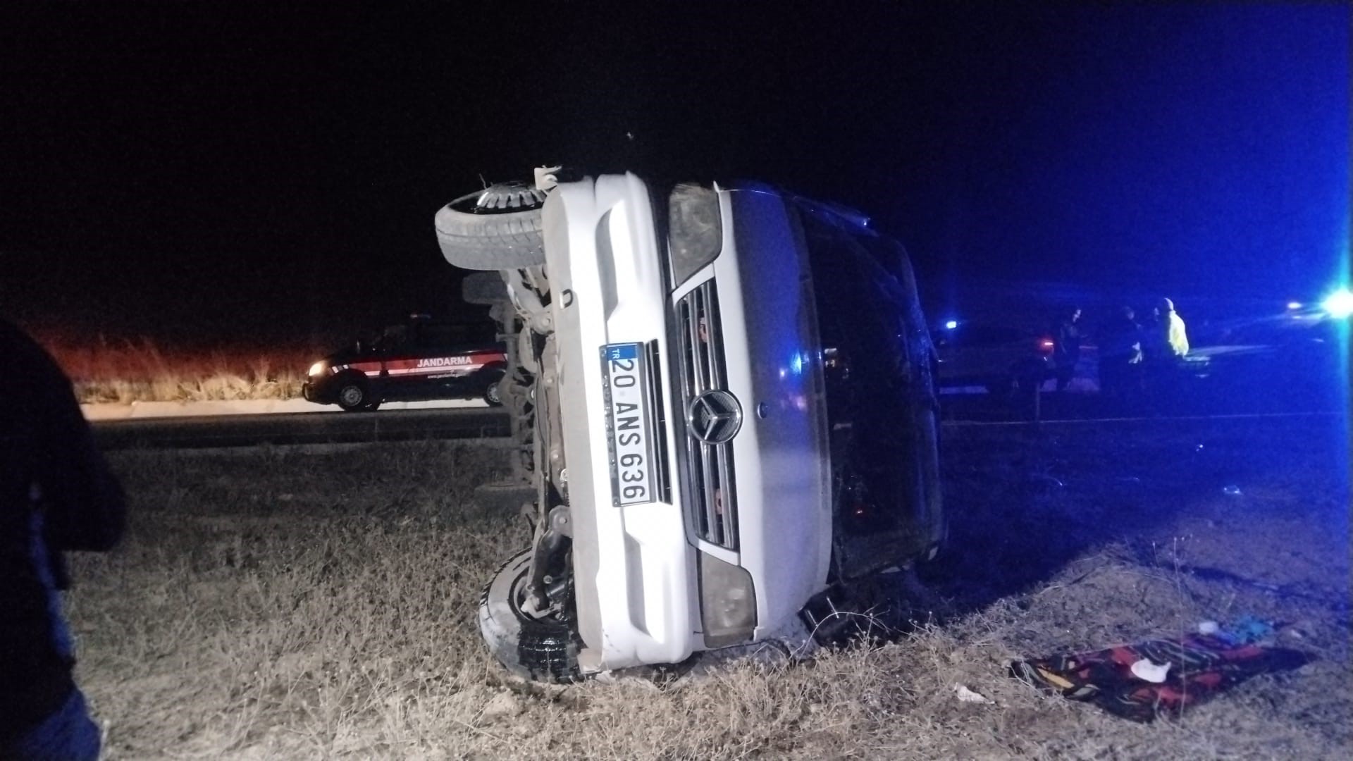 Dehşet Anı! Minibüs Devrildi, Otobüs Yoldan Çıktı 1 Ölü, 13 Yaralı (5)