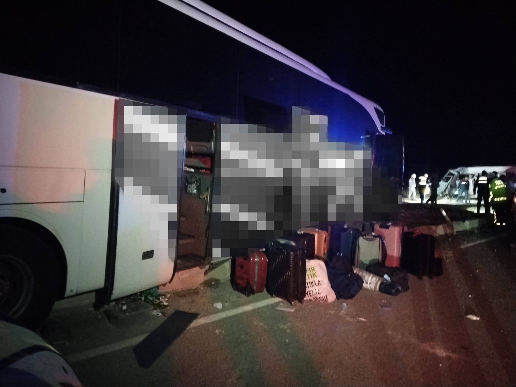 Dehşet Anı! Minibüs Devrildi, Otobüs Yoldan Çıktı 1 Ölü, 13 Yaralı (6)