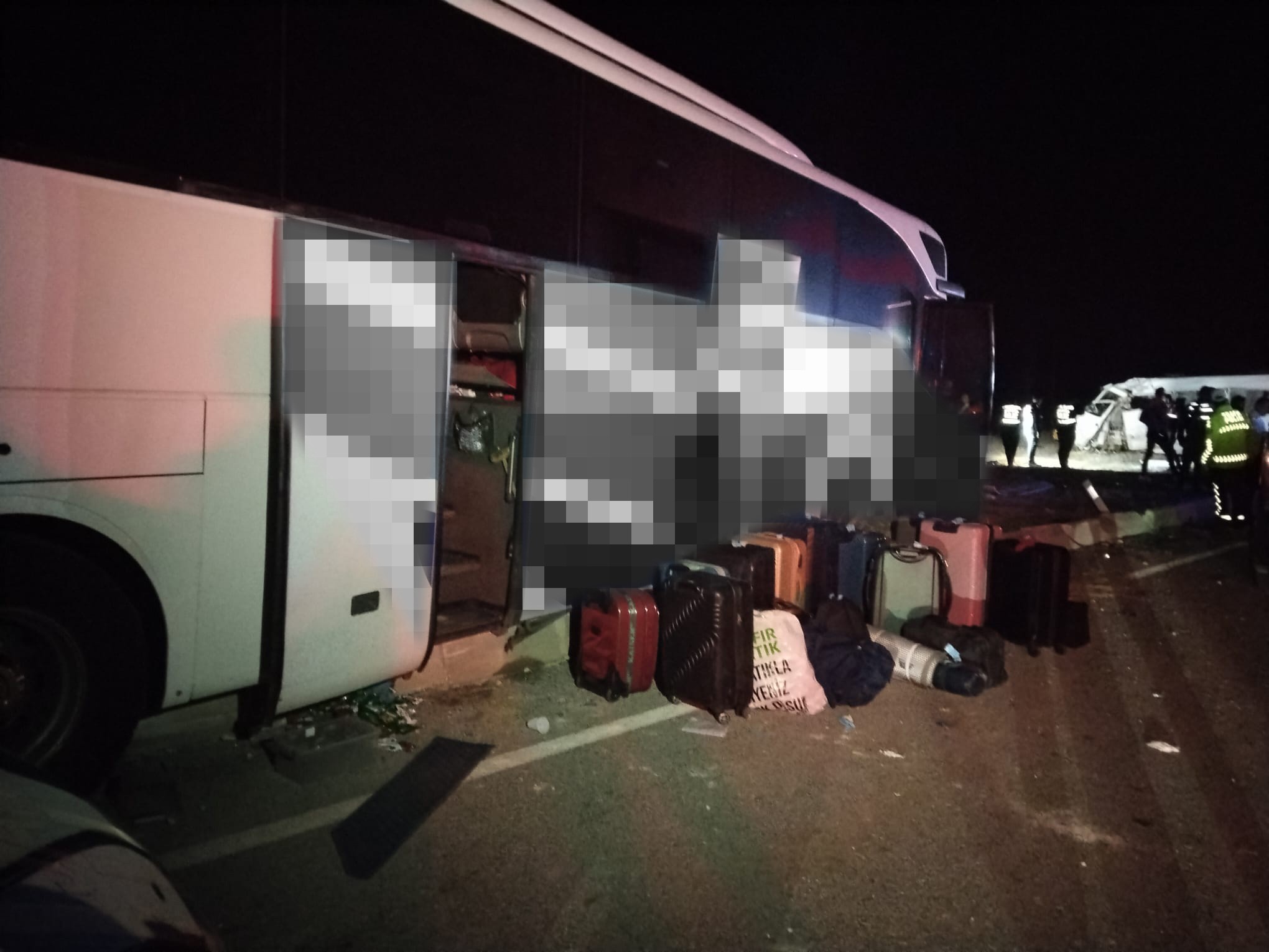 Dehşet Anı! Minibüs Devrildi, Otobüs Yoldan Çıktı 1 Ölü, 13 Yaralı (7)