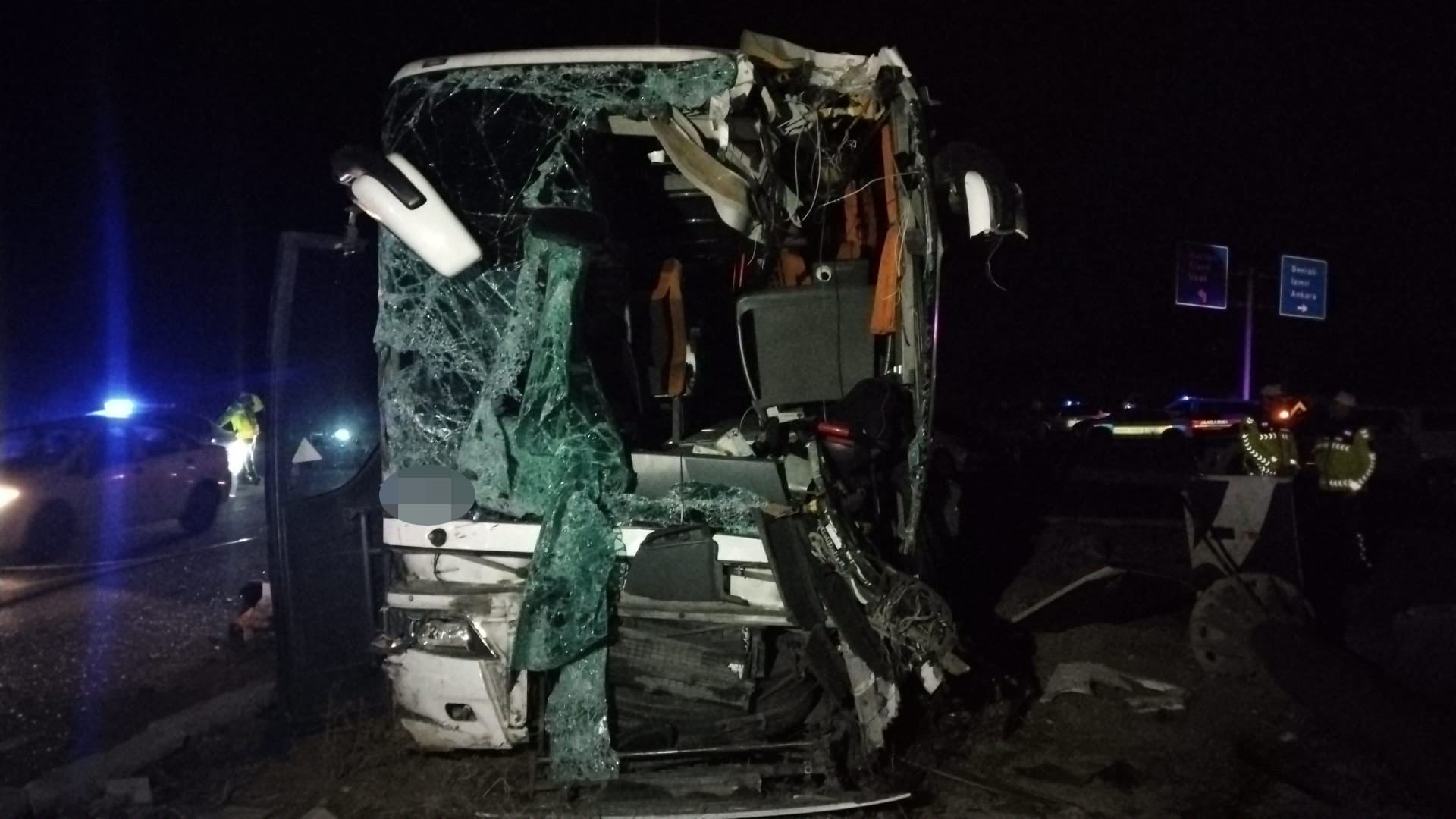 Dehşet Anı! Minibüs Devrildi, Otobüs Yoldan Çıktı 1 Ölü, 13 Yaralı (8)