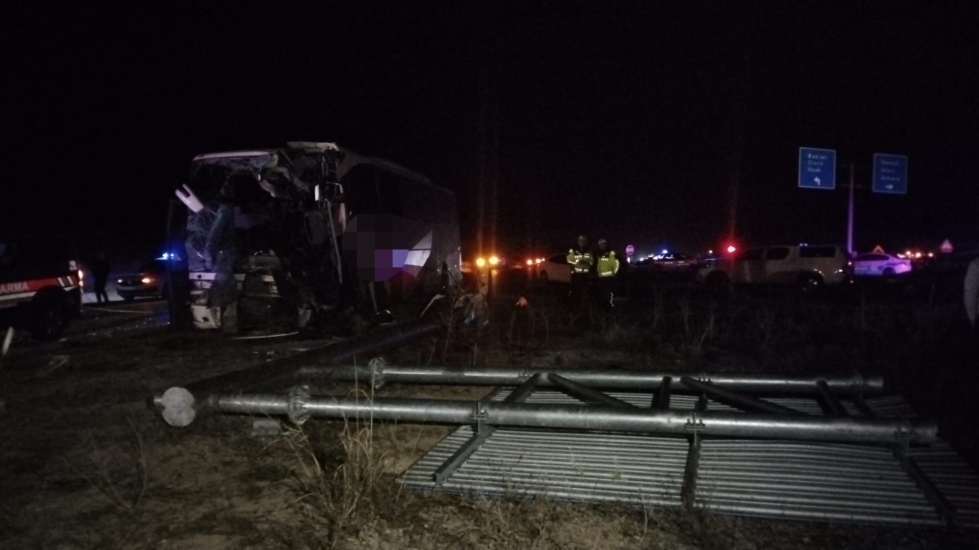 Dehşet Anı! Minibüs Devrildi, Otobüs Yoldan Çıktı 1 Ölü, 13 Yaralı (9)