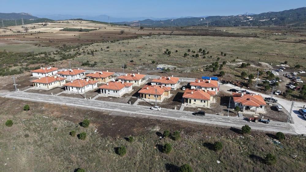 Deprem Konutlarinda Mutlu Gun Osmaniyede 12 Koy Evi Hak Sahiplerine Teslim Edildi (5)