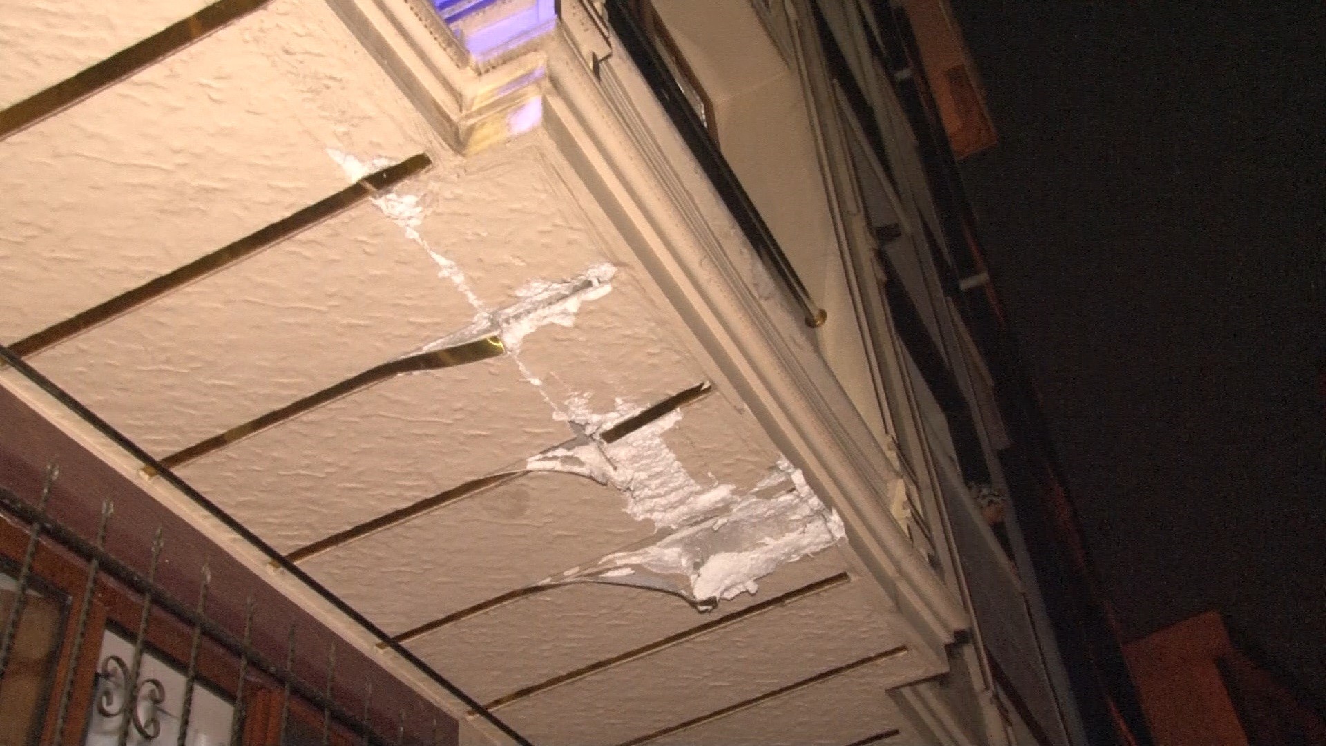 Deprem Oldu Sandik Mahalle Ayaga Kalkti Alkollu Surucu Vincle Binalara Carpti (2)