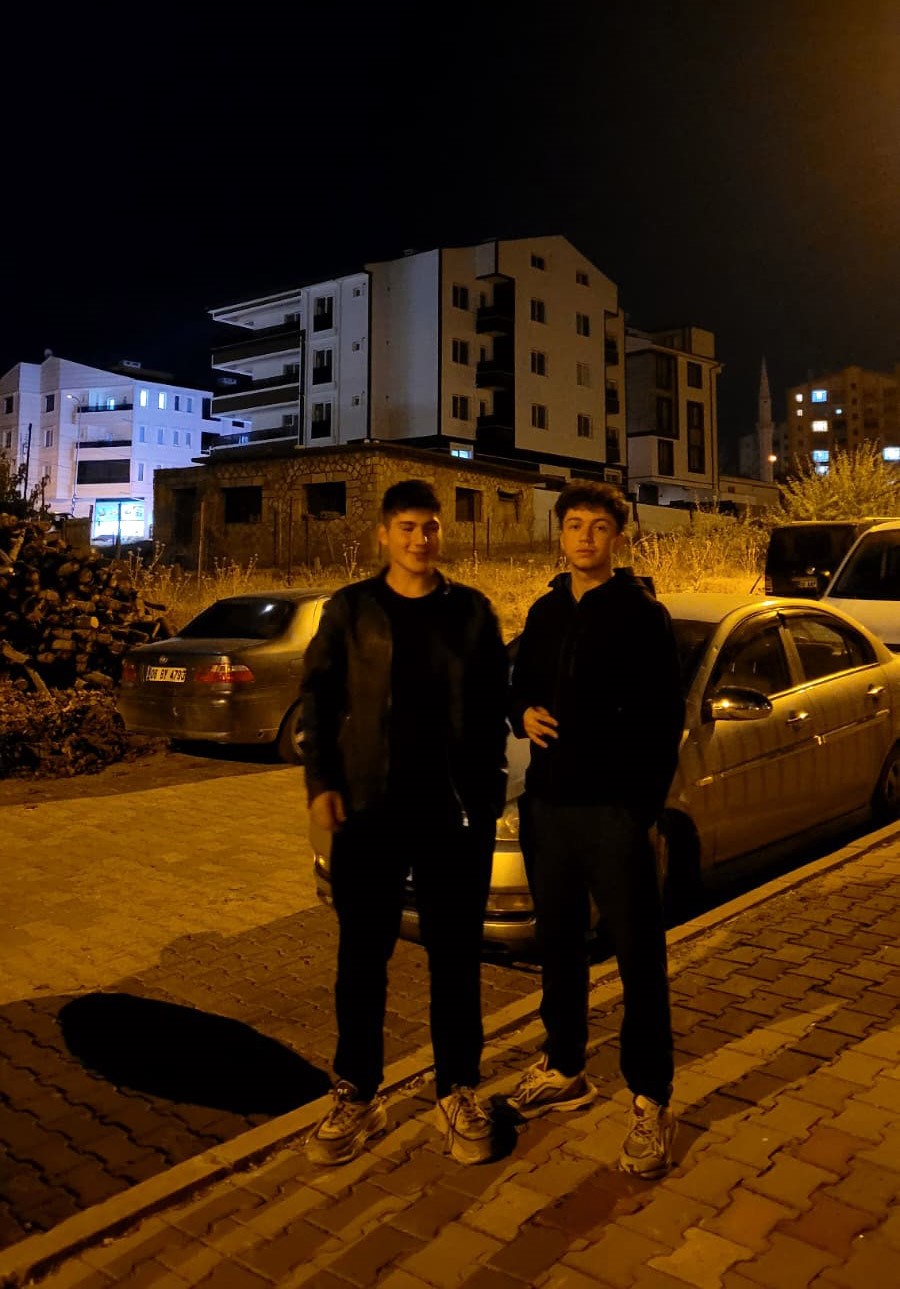 Direksiyon Hakimiyetini Kaybetti, Araç Ikiye Bölündü 2 Genç Öldü (3)