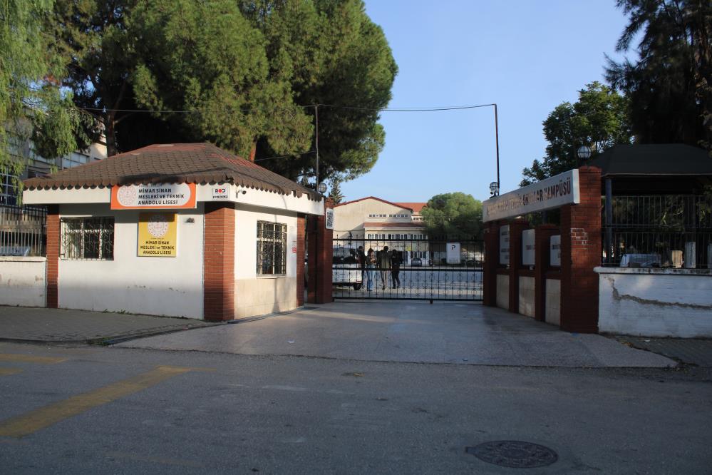 Disariya Cagirip Lise Onunu Savas Alanina Cevirdiler Bicakli Saldirida 2 Ogrenci Yaralandi (2)