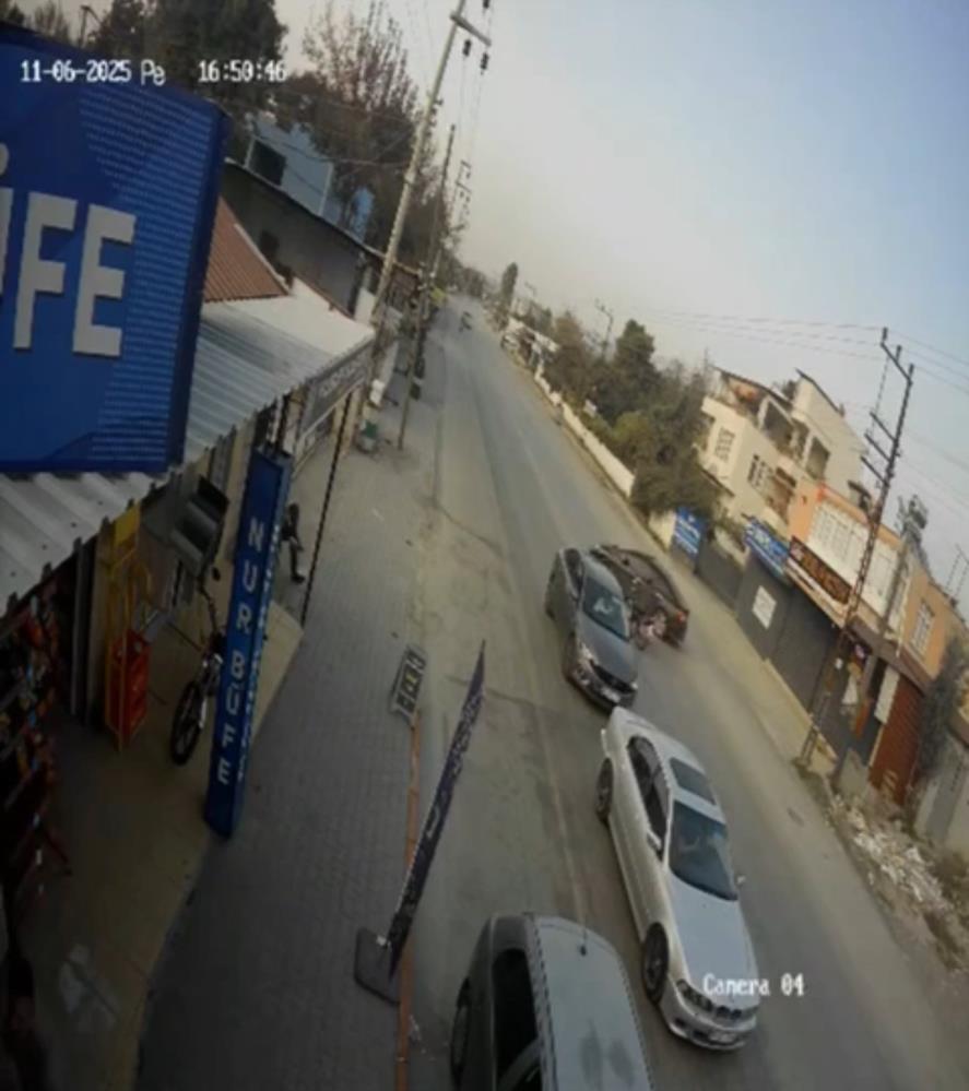 Dortyolda Feci Kaza Guvenlik Kamerasi Her Seyi Kaydetti Motosiklet Donus Yapan Otomobi (3)