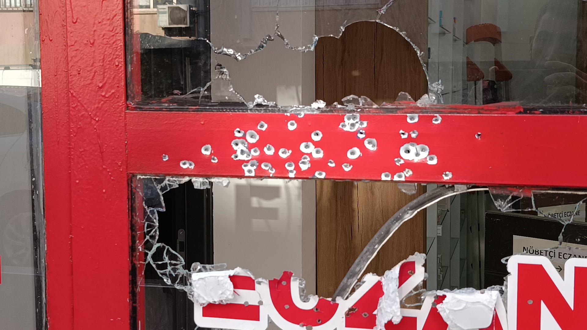 Eczaneye Silahli Saldiri Sabah Ise Gelen Eczaci Gordukleri Karsisinda Donakaldi 02