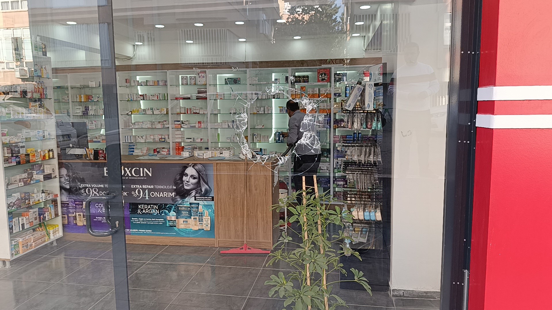 Eczaneye Silahli Saldiri Sabah Ise Gelen Eczaci Gordukleri Karsisinda Donakaldi 04