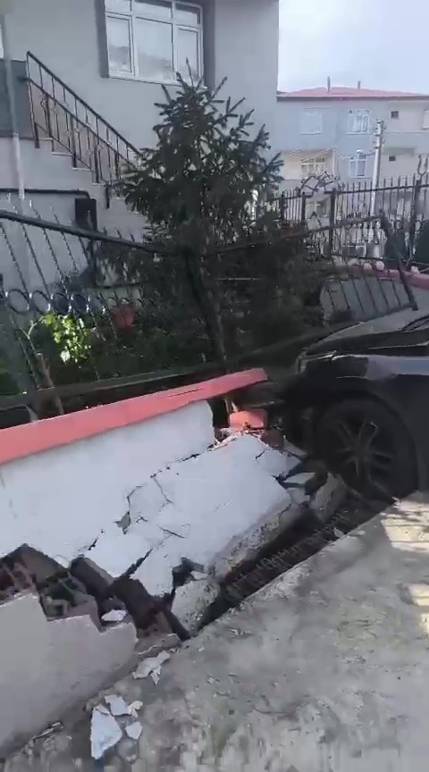 El Freni Cekilmeyen Otomobil Bahce Duvarina Girdi O Anlar Kamerada (1)-1