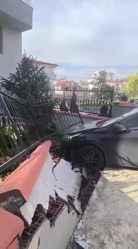 El Freni Cekilmeyen Otomobil Bahce Duvarina Girdi O Anlar Kamerada (3)