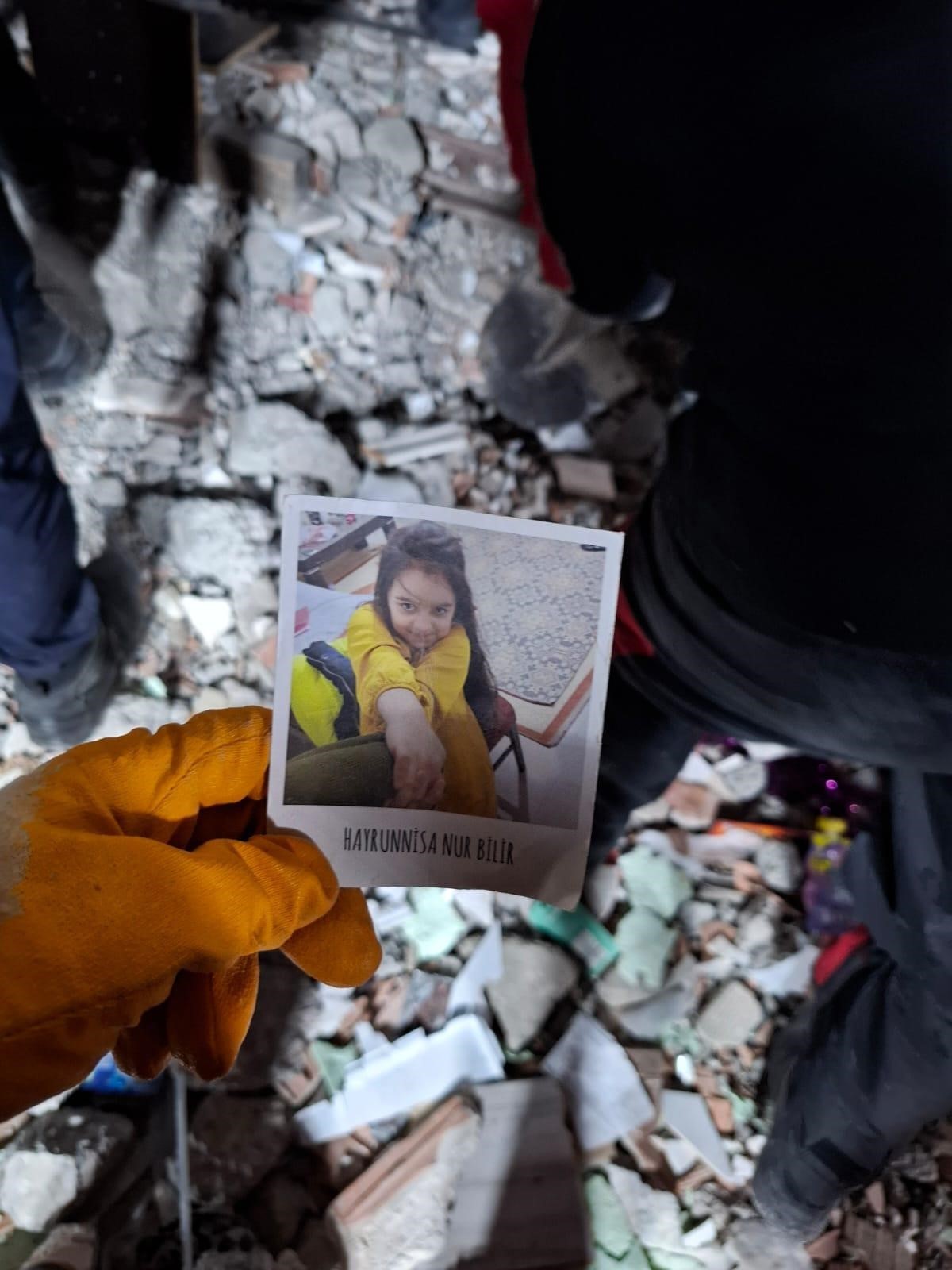 Enkazdan Kurtuldu, Mezarlarına Koştu Dilara’nın Yürek Dağlayan Ilk Ziyareti (2)