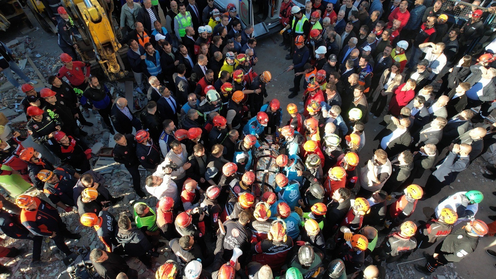 Enkazdan Kurtuldu, Mezarlarına Koştu Dilara’nın Yürek Dağlayan Ilk Ziyareti (4)