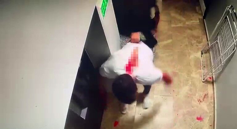Eşini Oğlunun Arkadaşıyla Bastı Koca Dehşet Saçtı, Güvenlik Kamerası Kaydetti (2)