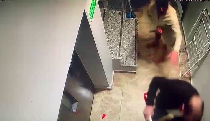 Eşini Oğlunun Arkadaşıyla Bastı Koca Dehşet Saçtı, Güvenlik Kamerası Kaydetti (4)