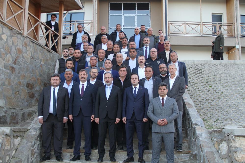 Eski Bakan Kasapoglu Kulada Esnaf Ve Muhtarlarla Bulustu (6)