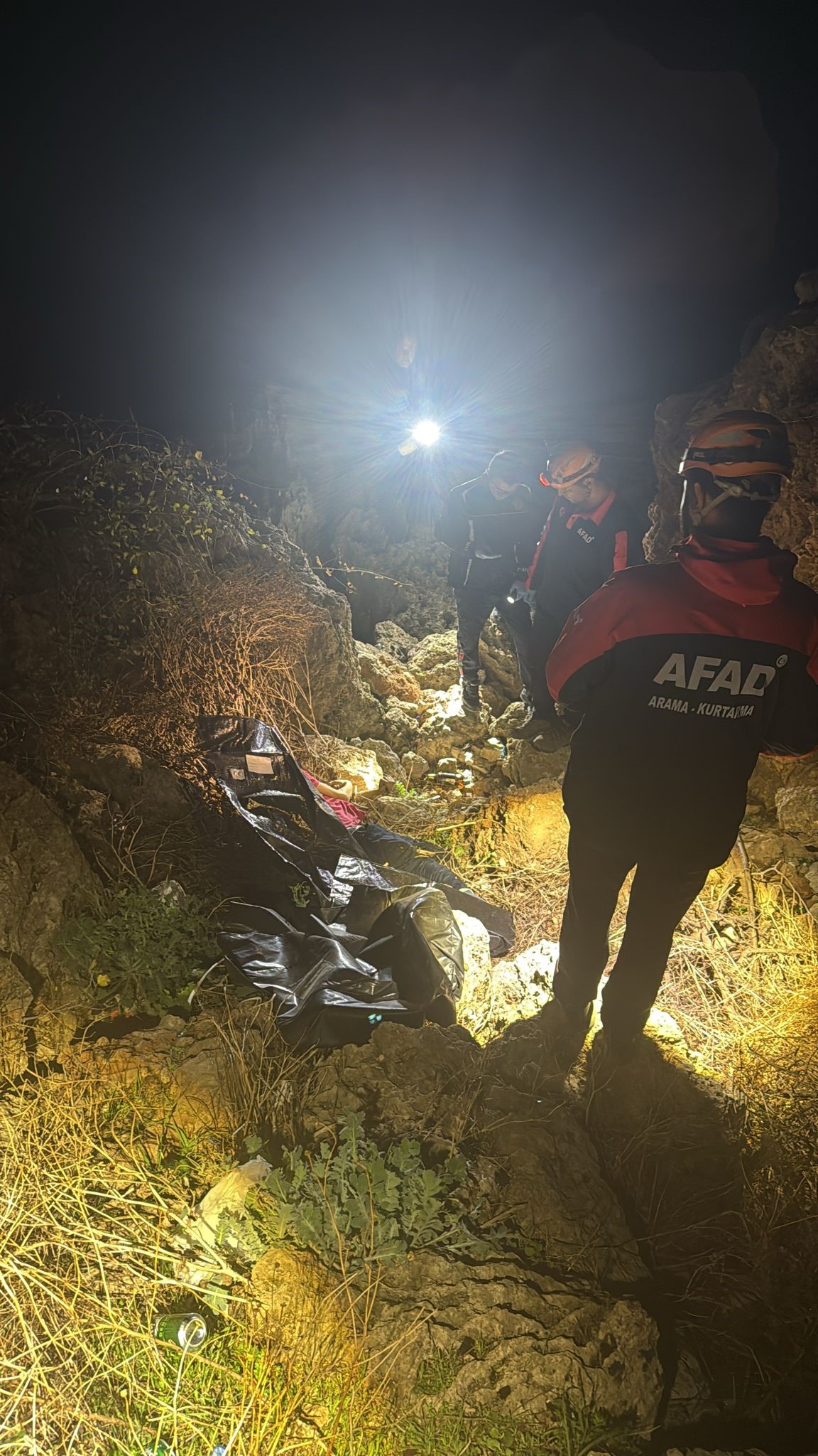 Falezlerde Yürek Yakan Anlar “Ailemin Bir Suçu Yok” Deyip Atladı (2)