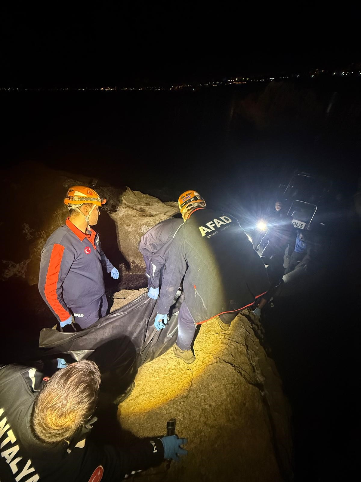 Falezlerde Yürek Yakan Anlar “Ailemin Bir Suçu Yok” Deyip Atladı (4)