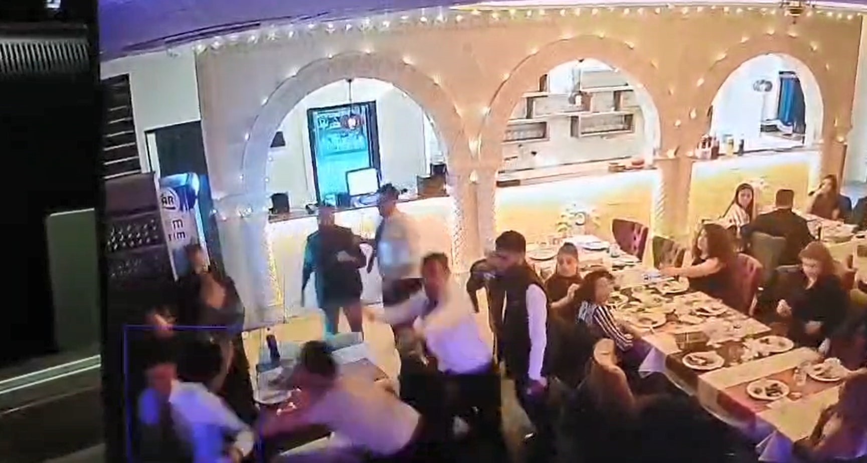 Garsonlarla Kavga Edip 1 Saat Sonra Geri Döndüler Eğlence Mekanına Kurşun Yağmuru Kamerada! (2)