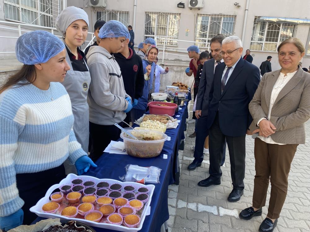 Gazze Icin Ornek Dayanisma Alasehirli Ogrenciler Urun Satip Bagis Topladi (4)