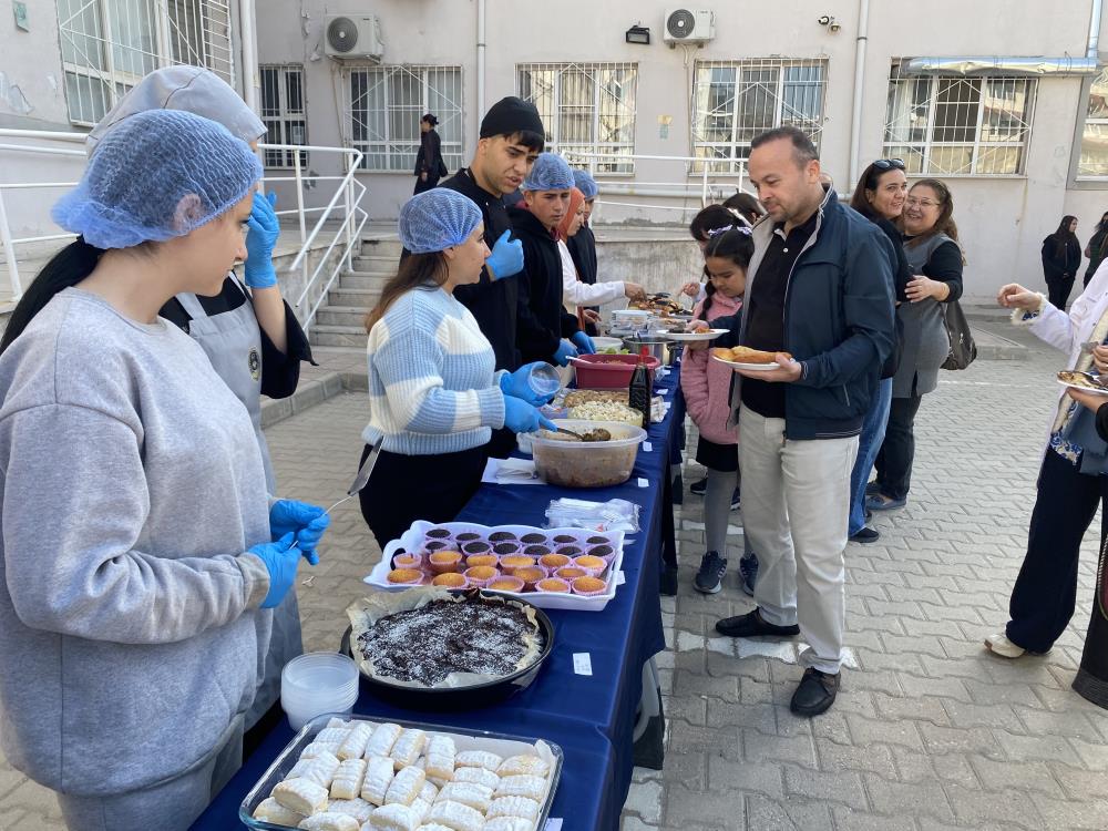 Gazze Icin Ornek Dayanisma Alasehirli Ogrenciler Urun Satip Bagis Topladi (5)