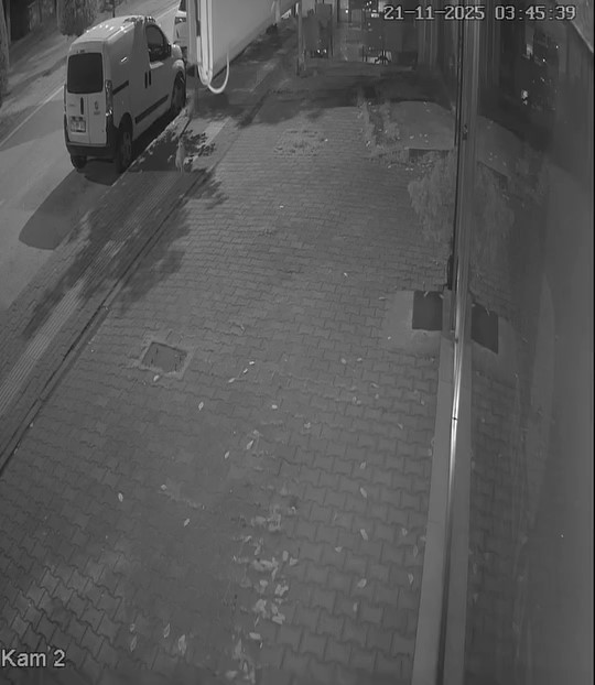 Gece Saatlerinde Bir Pilavcıya Camdan Giren Hırsız, Kasadaki Bozuk Paraları Aldıktan Sonra Yemek Yapmaya Çalıştı. Ancak Dükkanın Gazı Kapalı Olduğu Için Yemek Hazırlamayı Başaramadı. (3)