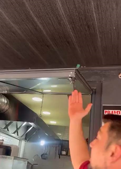 Gece Saatlerinde Bir Pilavcıya Camdan Giren Hırsız, Kasadaki Bozuk Paraları Aldıktan Sonra Yemek Yapmaya Çalıştı. Ancak Dükkanın Gazı Kapalı Olduğu Için Yemek Hazırlamayı Başaramadı. (4)