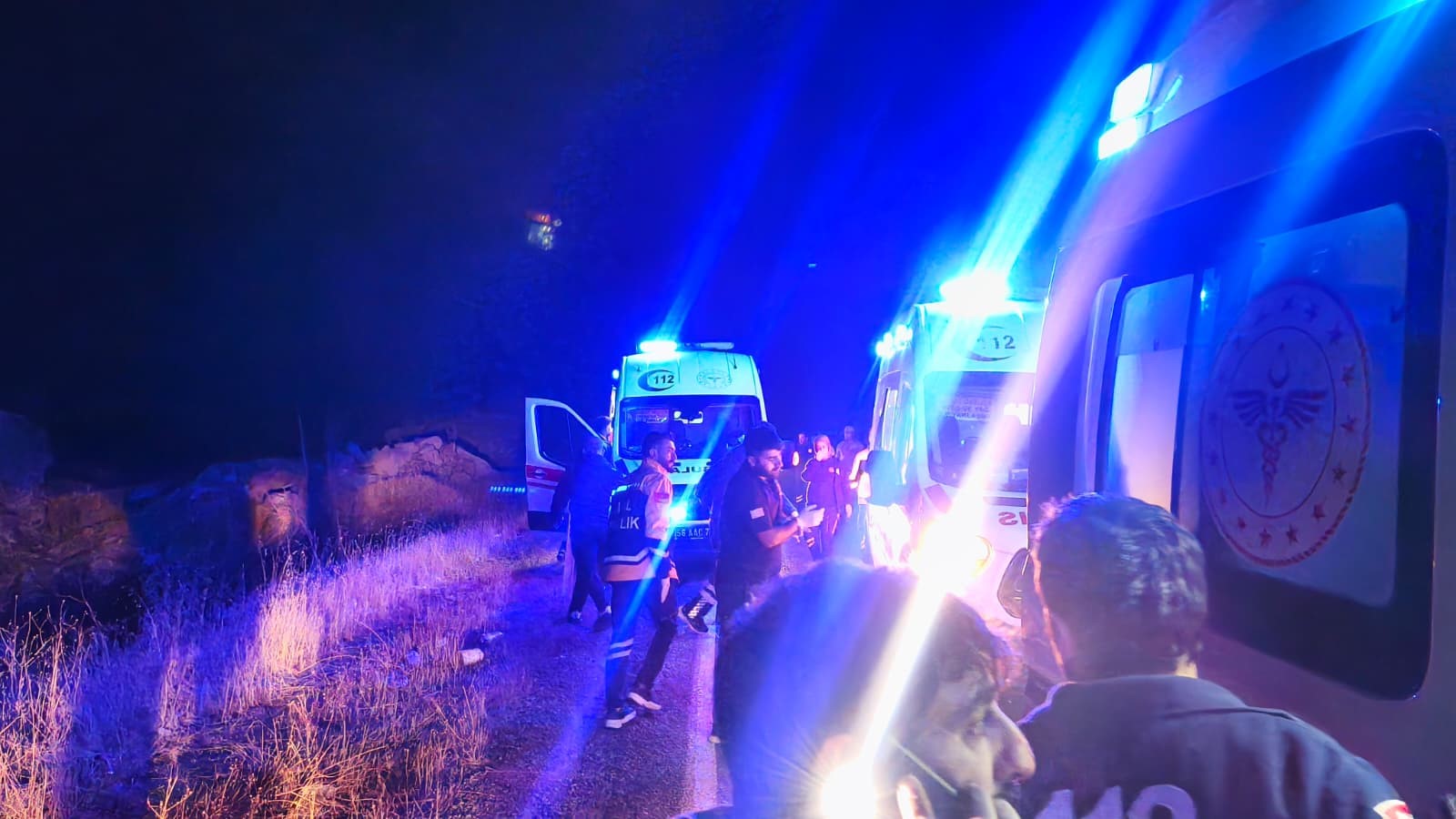 Gece Vardiyası Dönüşü Faciaya Döndü İşçileri Taşıyan Otobüs Yan Yattı, 17 Yaralı! (2)