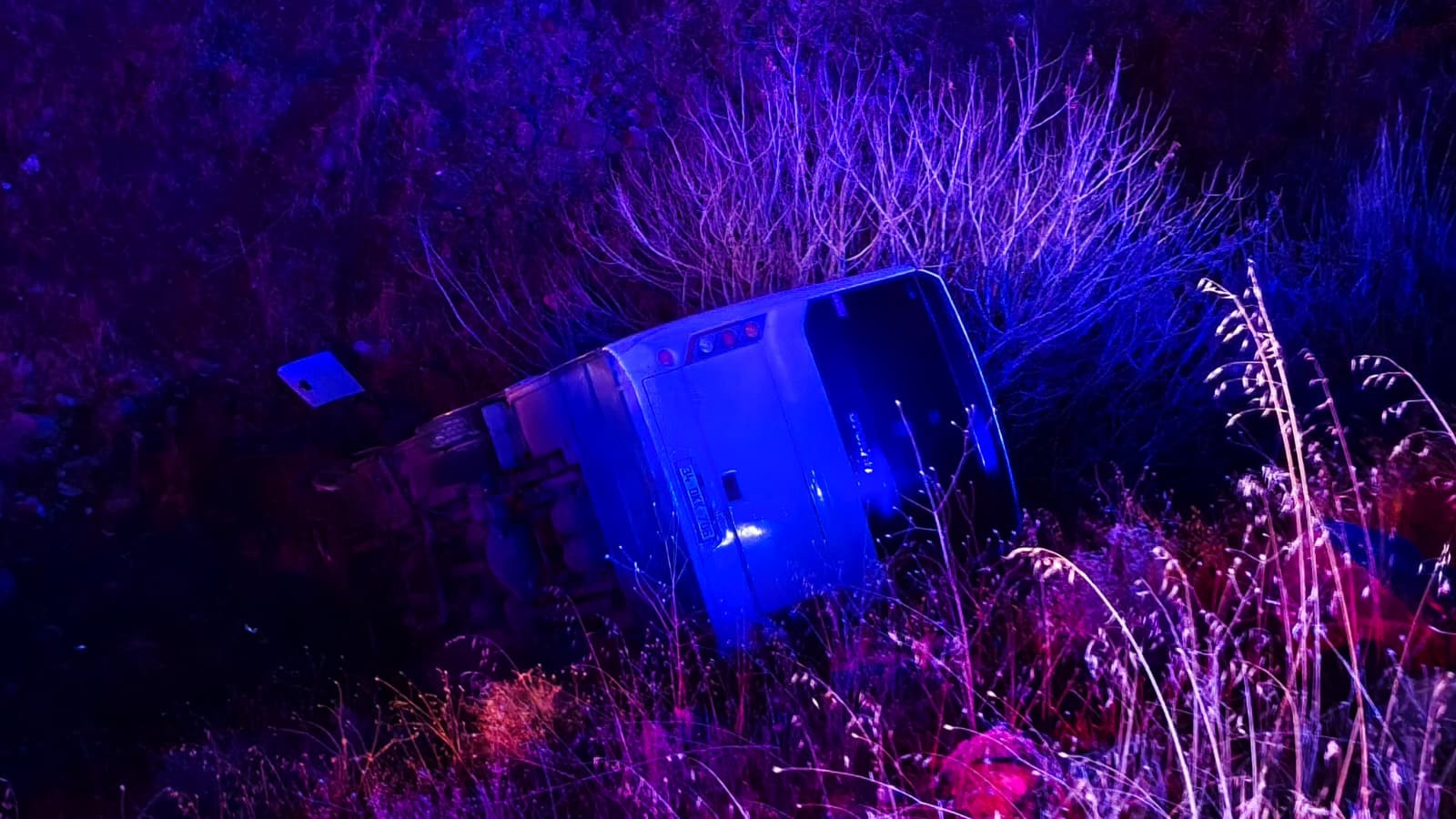 Gece Vardiyası Dönüşü Faciaya Döndü İşçileri Taşıyan Otobüs Yan Yattı, 17 Yaralı! (3)