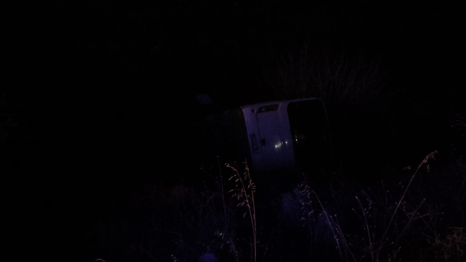 Gece Vardiyası Dönüşü Faciaya Döndü İşçileri Taşıyan Otobüs Yan Yattı, 17 Yaralı! (4)