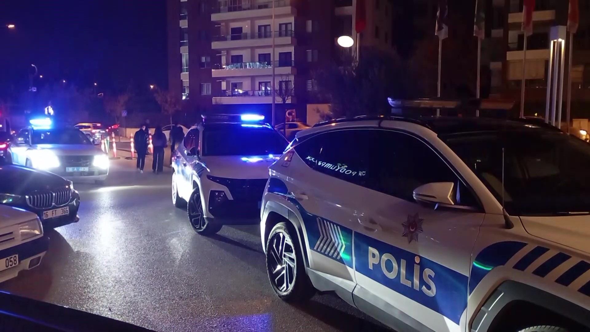 Gece Yarisi Avmde Panik Silahini Gosterip Tehdit Etti Polis Etkisiz Hale Getirdi (1)-1