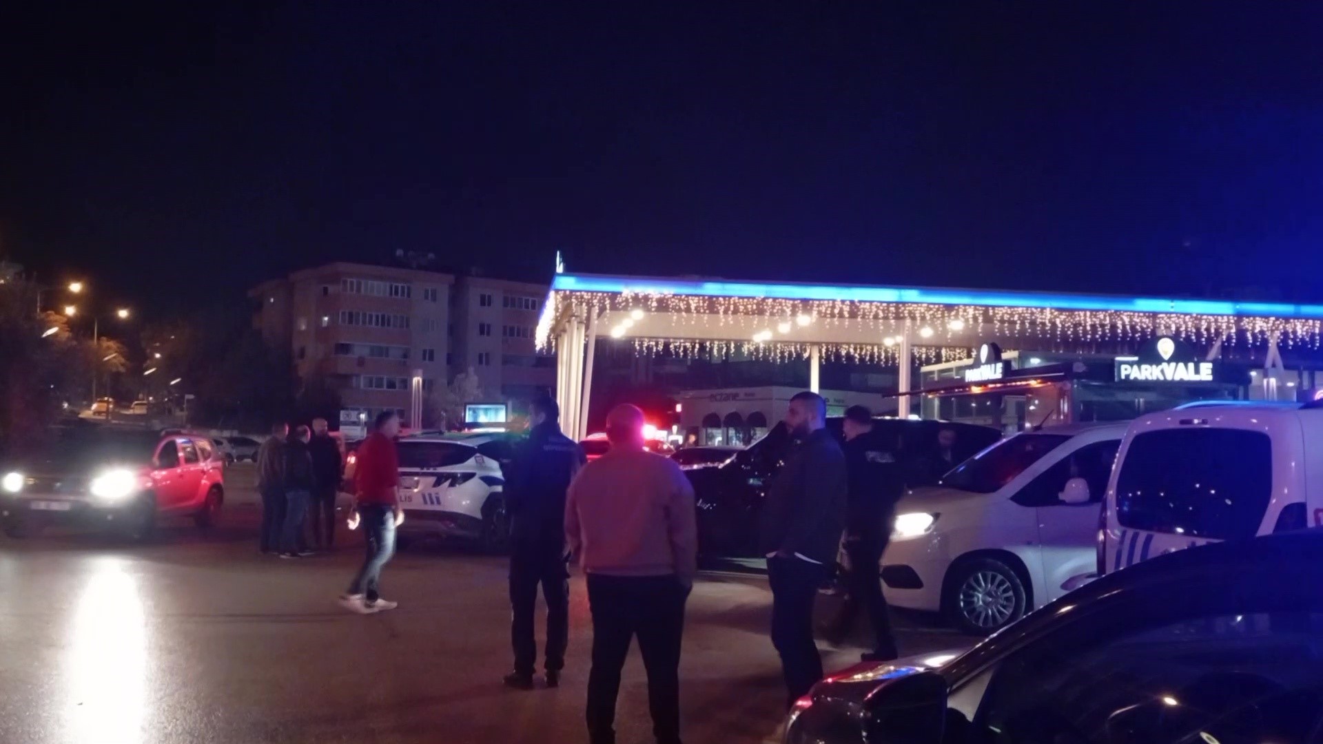 Gece Yarisi Avmde Panik Silahini Gosterip Tehdit Etti Polis Etkisiz Hale Getirdi (2)