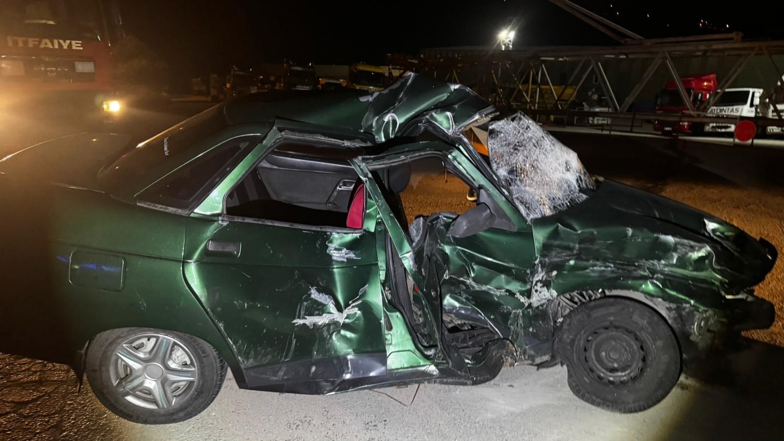 Gece Yarisi Facia Isci Servisleri Ve Otomobil Carpisti 1 Kisi Hayatini Kaybetti 14 Kis (2)