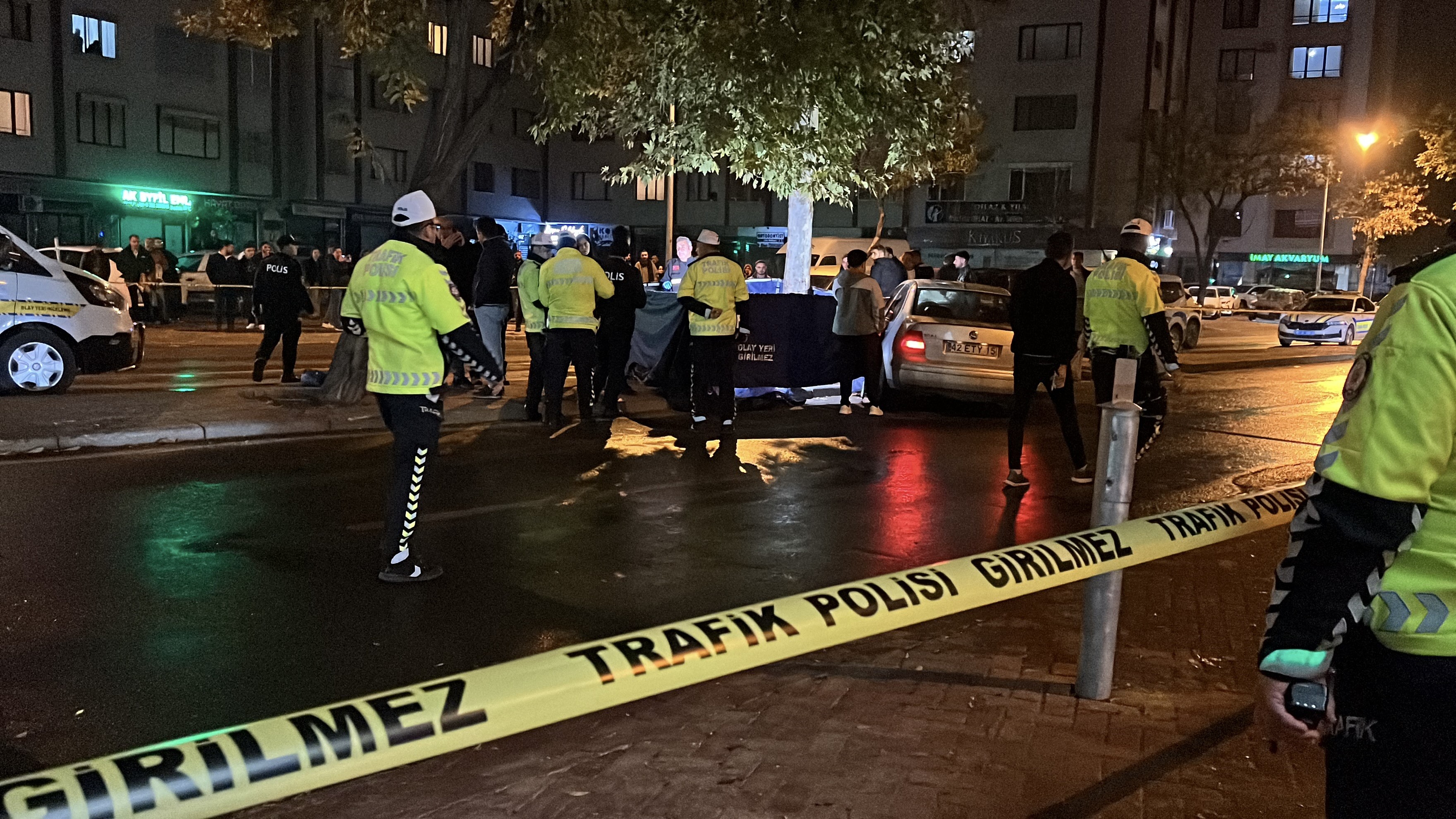 Gece Yarısı Ölüm Otomobilin Çarptığı Kişi Olay Yerinde Can Verdi (2)