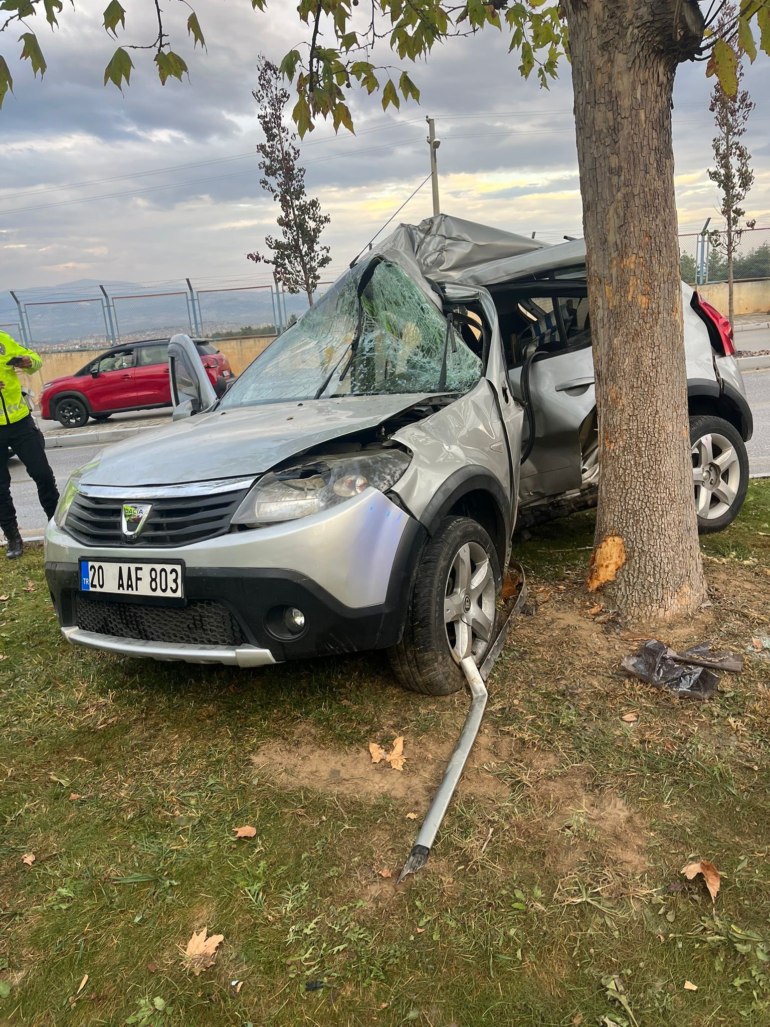 Genç Kadının Feci Sonu! Otomobil Ikiye Büküldü, Hayatını Kaybetti (2)