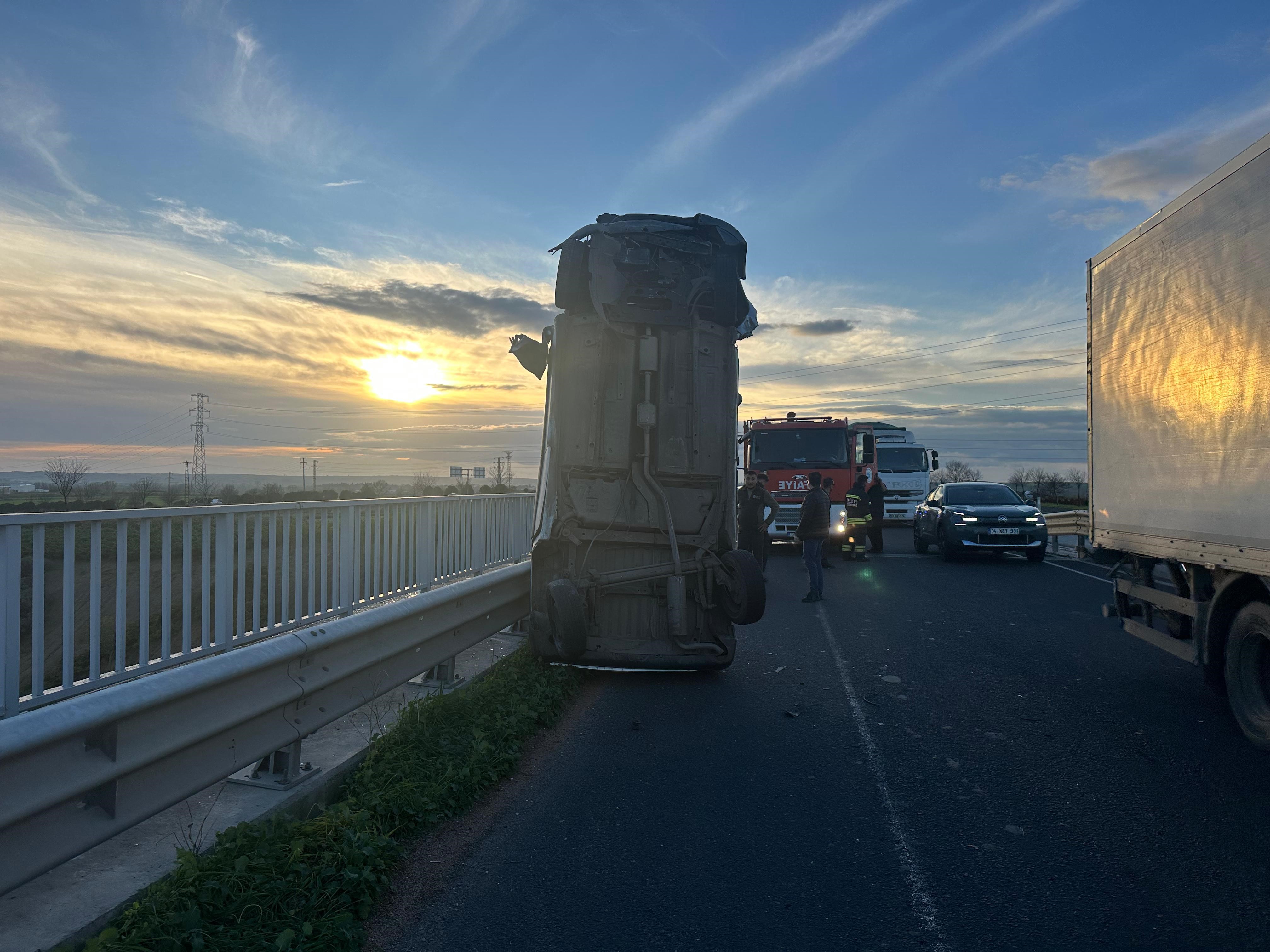 Gorenleri Soke Eden Kaza Arac Bariyerde Dik Durdu (2)