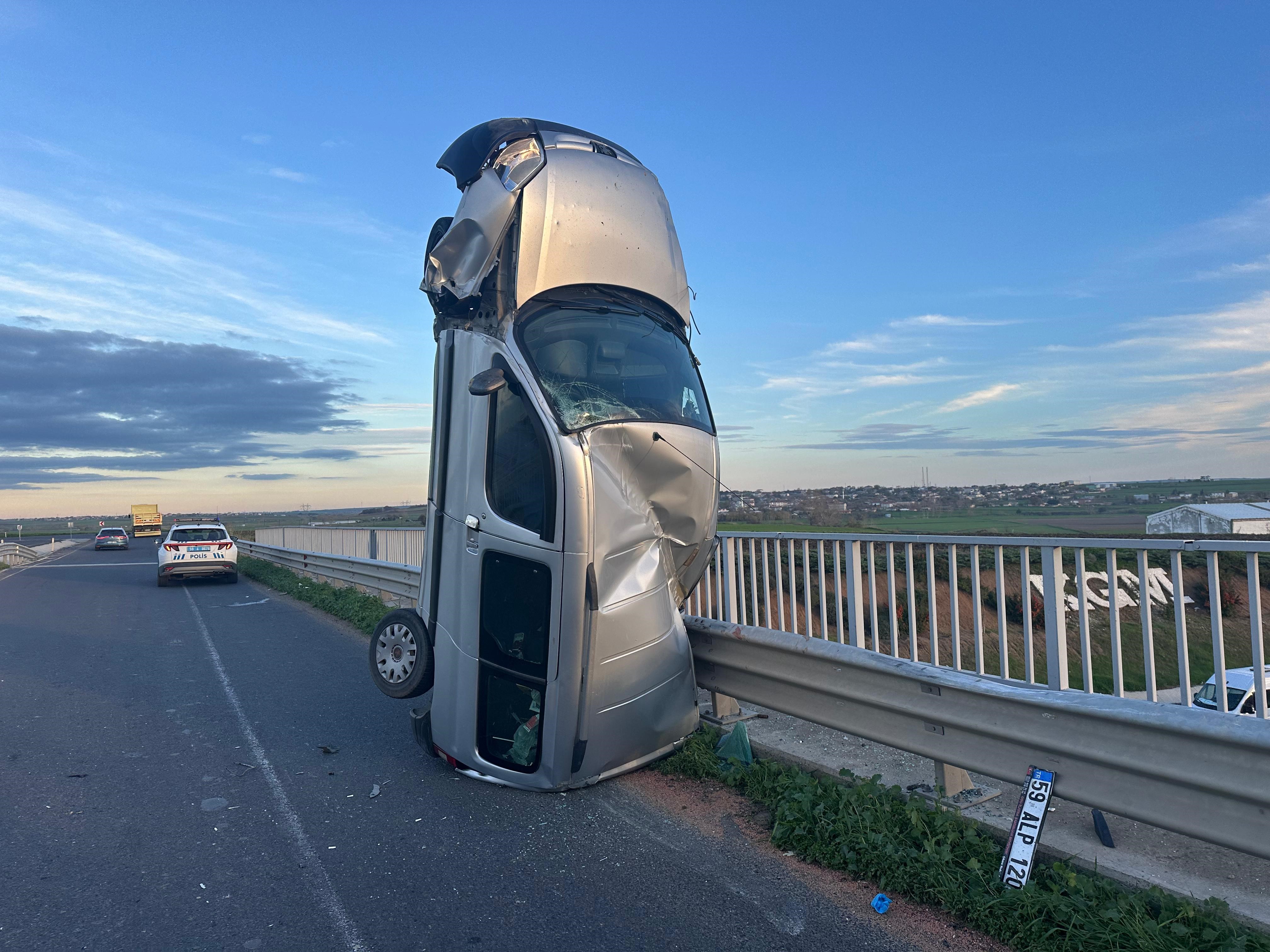 Gorenleri Soke Eden Kaza Arac Bariyerde Dik Durdu (3)