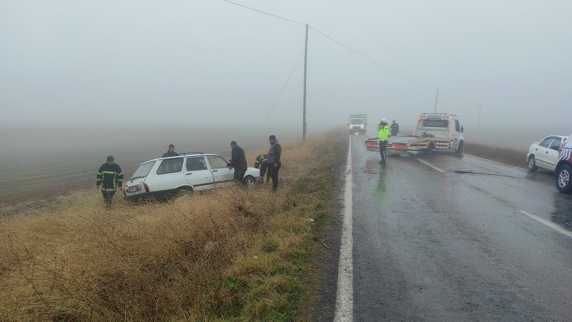 Görüş Mesafesi Sıfırlandı, Kaza Kaçınılmaz Oldu 3 Araç Birbirine Girdi, 5 Yaralı (5)