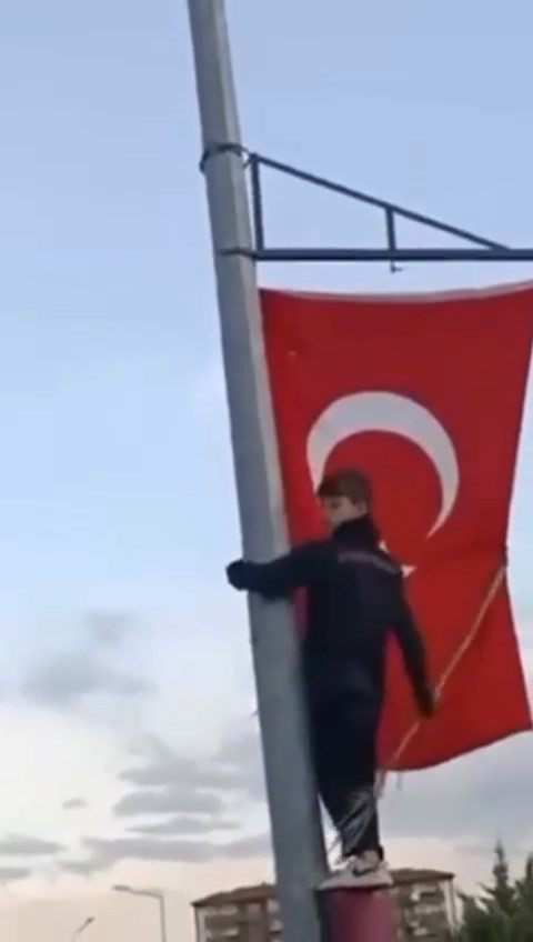 Gurur Dolu Anlar Üç Çocuk Türk Bayrağı Için Direğe Tırmandı (2)