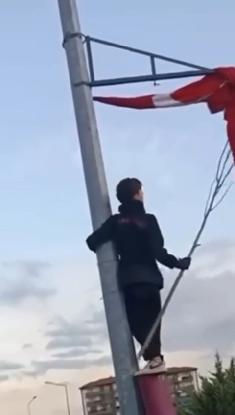 Gurur Dolu Anlar Üç Çocuk Türk Bayrağı Için Direğe Tırmandı (3)