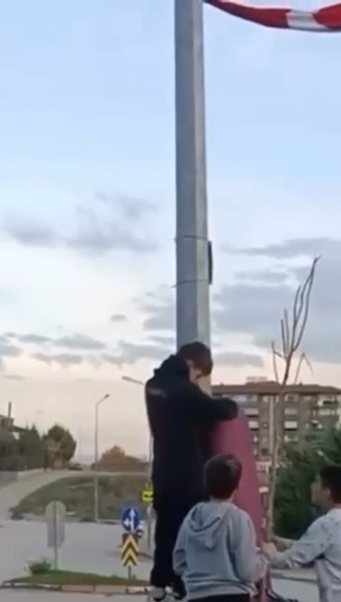 Gurur Dolu Anlar Üç Çocuk Türk Bayrağı Için Direğe Tırmandı (4)