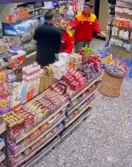 Guvenlik Kameralari Kaydetti Oldu Mu Odedim Mi Tartismasi Darpla Bitti Calisan Benzinl (3)