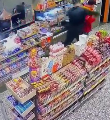 Guvenlik Kameralari Kaydetti Oldu Mu Odedim Mi Tartismasi Darpla Bitti Calisan Benzinl (4)