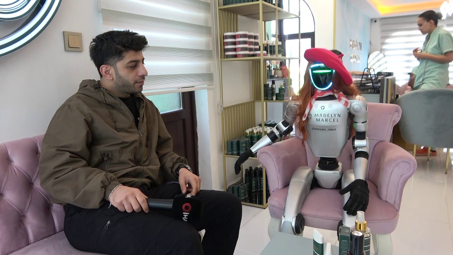 Güzellik Salonunda 5 Milyonluk Çalışan! Robot Işçi Randevuları Ayarlıyor, Müşterileri Karşılıyor (2)