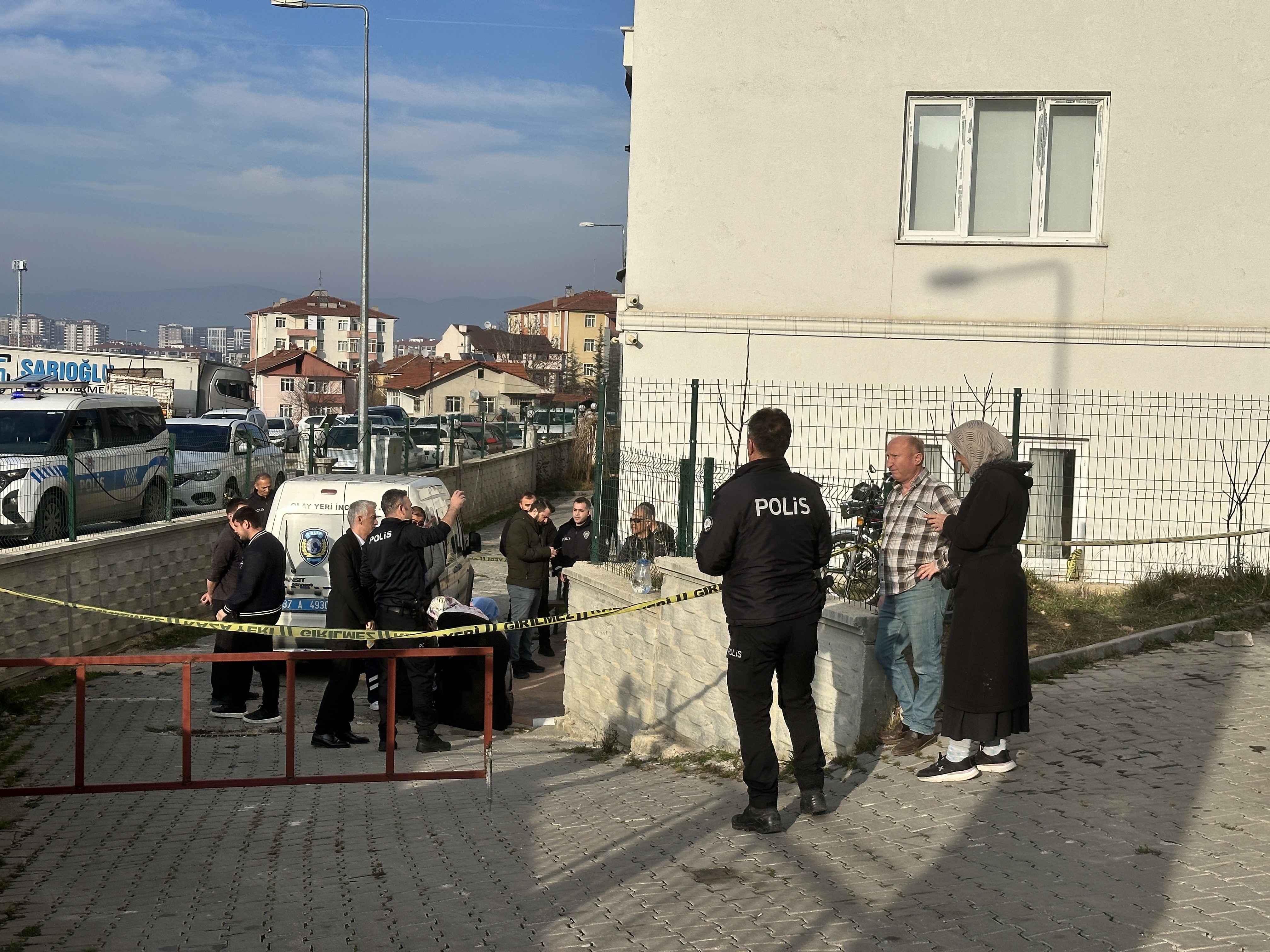 Halı Çırparken Dehşet Yedinci Kattan Düşen Genç Hayatını Kaybetti (2)