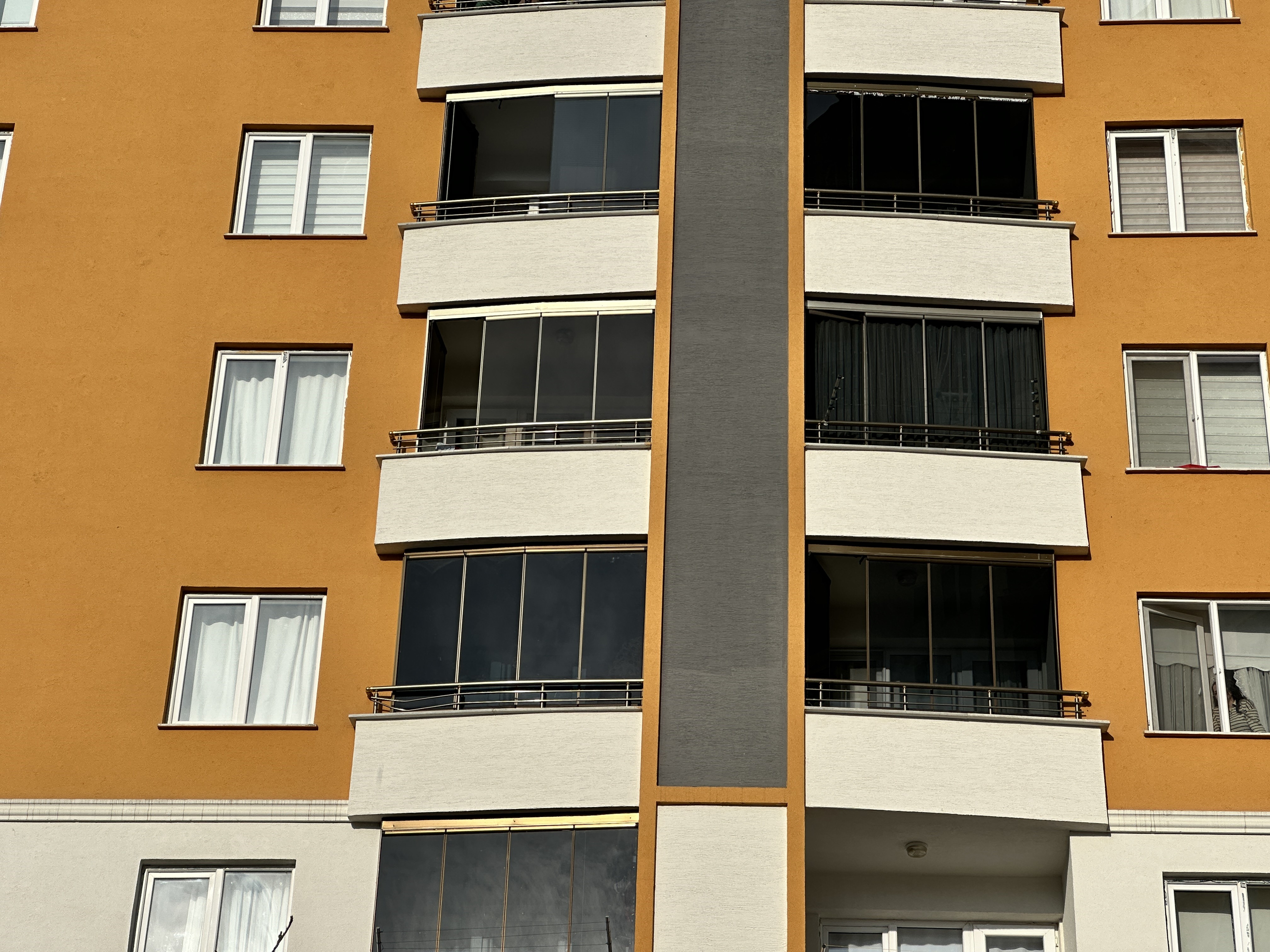 Halı Çırparken Dehşet Yedinci Kattan Düşen Genç Hayatını Kaybetti (3)