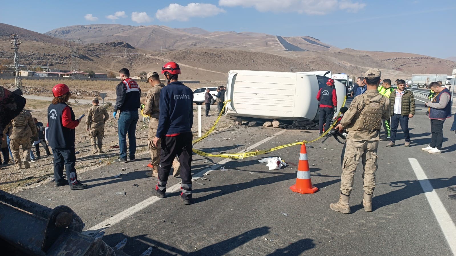 İki Araç Kafa Kafaya Çarpıştı Korkunç Kazada 1 Ölü 2 Ağır Yaralı (3)