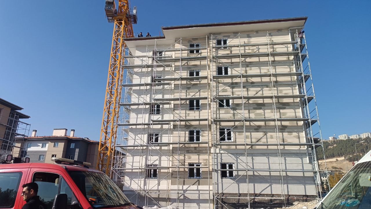 İlginç Görüntüler Kamerada İşçiler Intihar Girişiminde, Diğerleri Iş Başında (2)