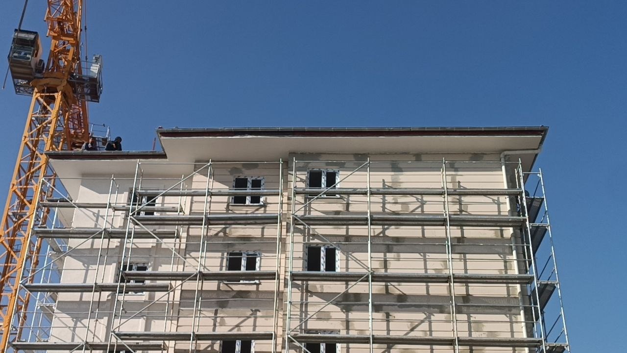 İlginç Görüntüler Kamerada İşçiler Intihar Girişiminde, Diğerleri Iş Başında (3)